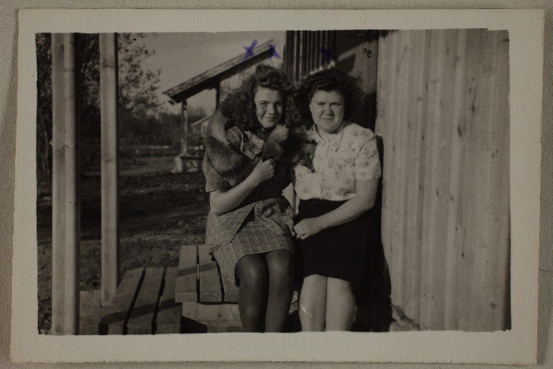 Aino Lulla ja Lonelle Meriste istumas maja ees trepil