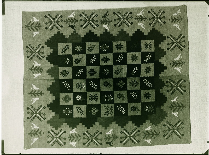 Tallinna Naiskutsekooli õpilaste poolt kootud vaip.