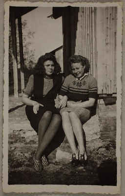Kaks naist [Lonelle Meriste ja S. Stroom?] maja ees trepil  duplicate photo