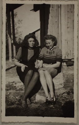 Kaks naist [Lonelle Meriste ja S. Stroom?] maja ees trepil  duplicate photo