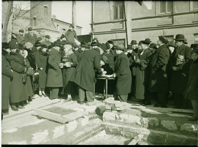 Tallinna Naiskutsekooli uuele hoonele nurgakivipaneku tseremoonia. Aktile allakirjutamine.  similar photo
