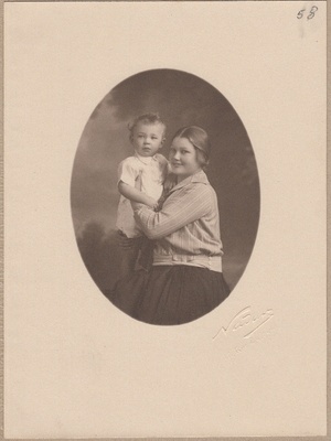 Stuudiofoto naisest lapsega.  duplicate photo