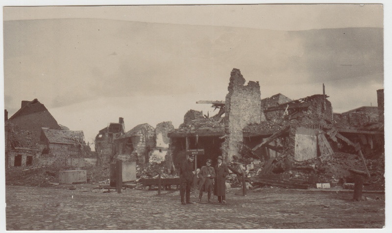 Mehed sõjas purustatud hoonete juures.