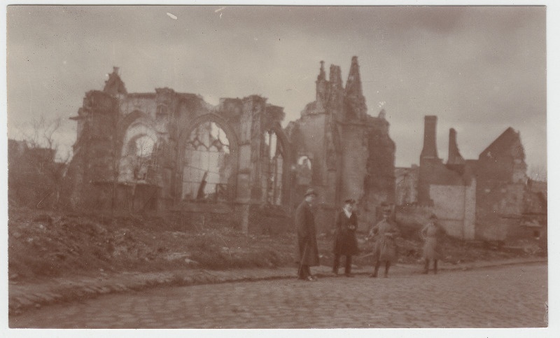 Mehed sõjas purustatud kiriku juures.