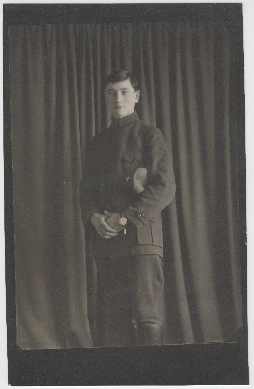 Täispikkuses portree tundmatust noormehest.