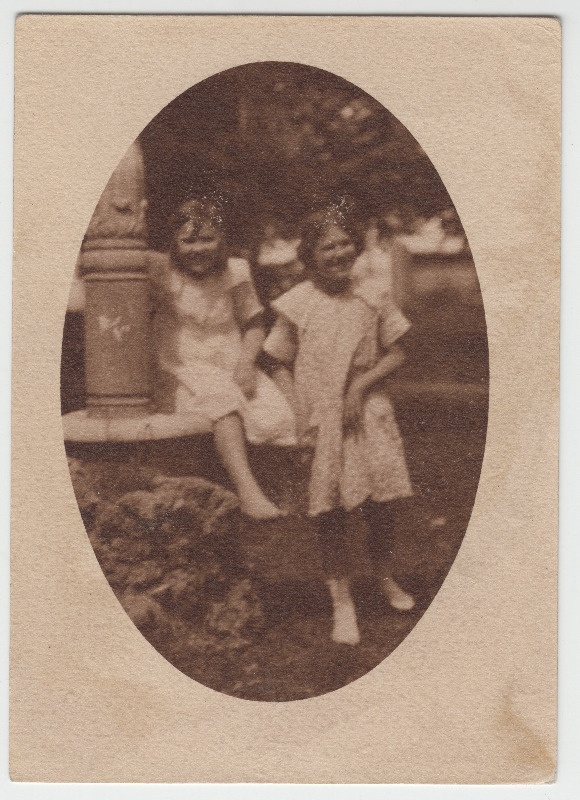 Foto kahest tüdrukust.