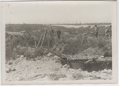 Kaarel Robert Pusta Verduni lahingupaika uurimas.  duplicate photo
