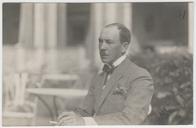 Karl Robert Pusta sigaretti suitsetamas.  duplicate photo