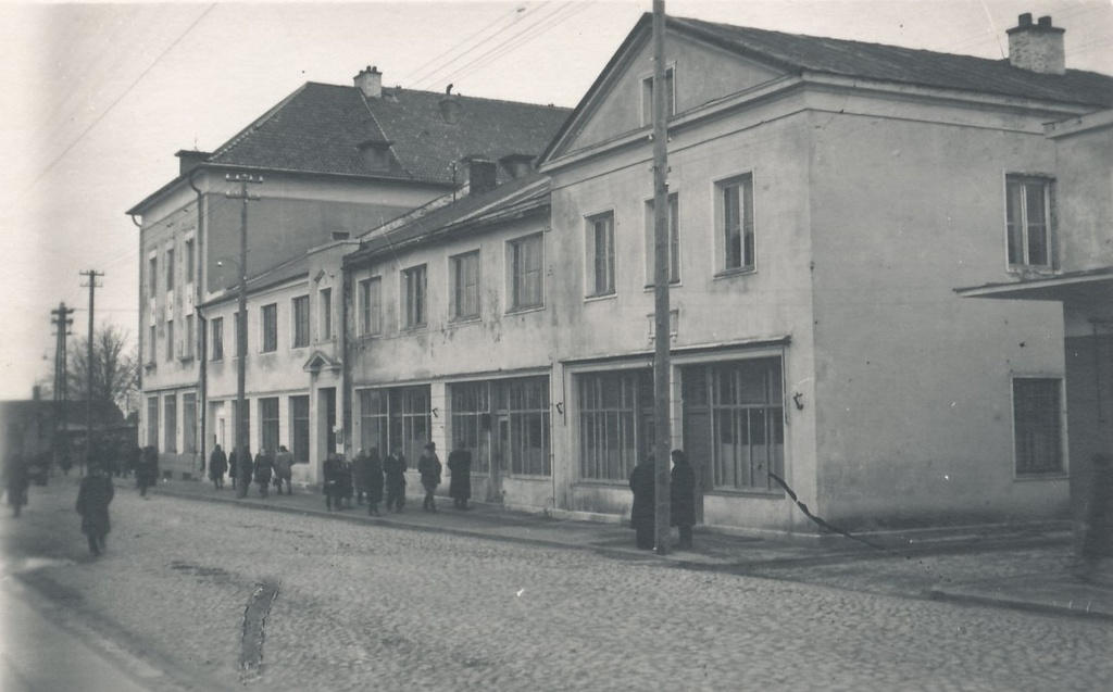 Foto. Võru linn, Jüri tn. riigipanga ja kaupluste hoonete kompleks 1947.a.