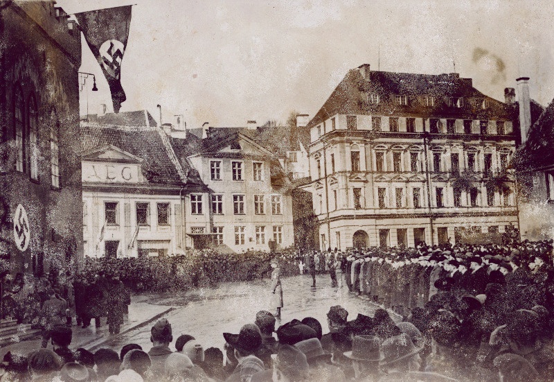 Riigitööteenistuslased paraadil Raekoja platsil.