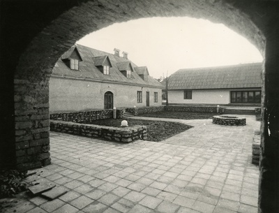 Padise kauplus-söökla, vaade siseõuele. Arhitekt Siiri Kasemets  similar photo