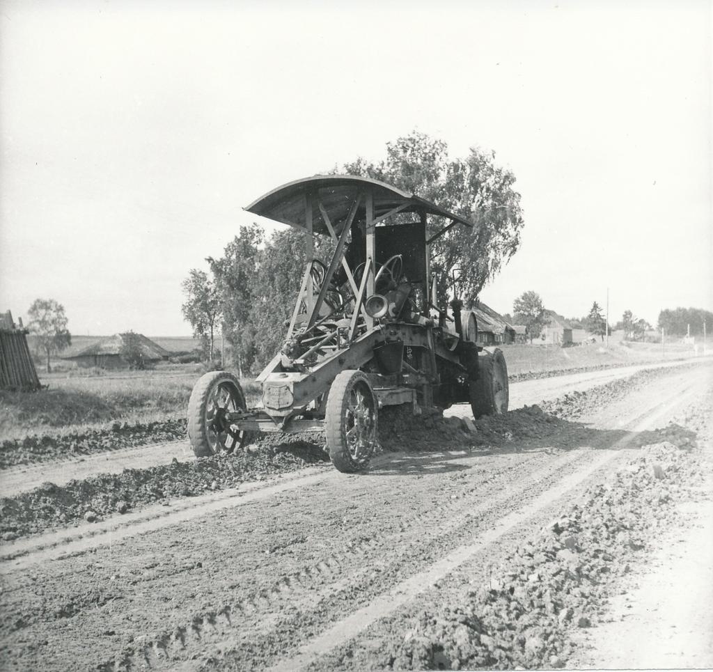 Foto ja negatiiv.  Riia - Pihkva kivitee asfalteerimine Missos 23.-26. juunil 1949.a. teehöövel töötamas.