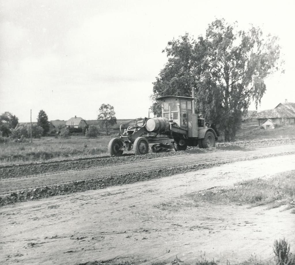 Foto ja negatiiv.  Riia - Pihkva kivitee asfalteerimine Missos 23.-26. juunil 1949.a.,teehöövel töötamas.