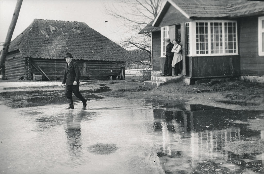 Foto ja negatiiv. Kõrgvesi Missos 1956.a. kevadel Elmar Taime kodu juures.