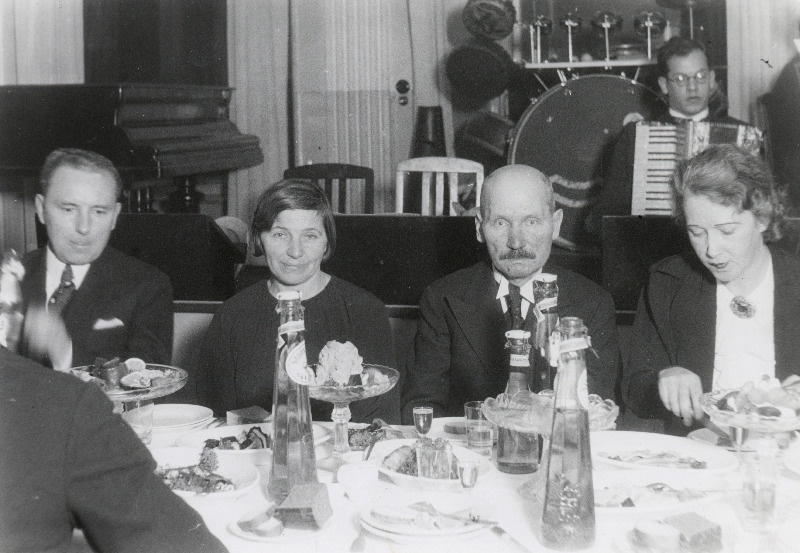 Kirjanik Oskar Lutsu 50. sünnipäeva  puhul korraldatud bankett. Vasakult: 2. kirjaniku abikaasa V. Luts, 3. O. Luts. 4. kirjanik Friedebert Tuglase abikaasa Elo Tuglas.