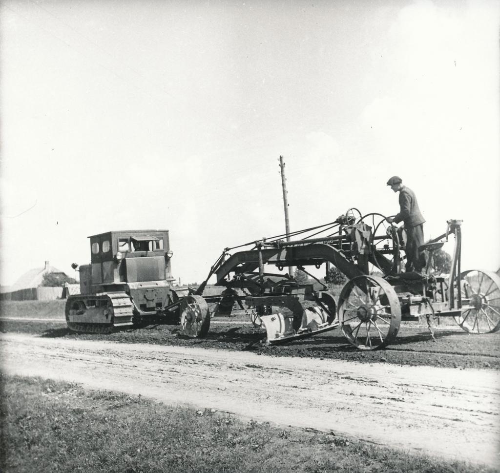 Foto ja negatiiv.  Riia - Pihkva kivitee asfalteerimine Missos 23.-26. juunil 1949.a.,tee hööveldamine