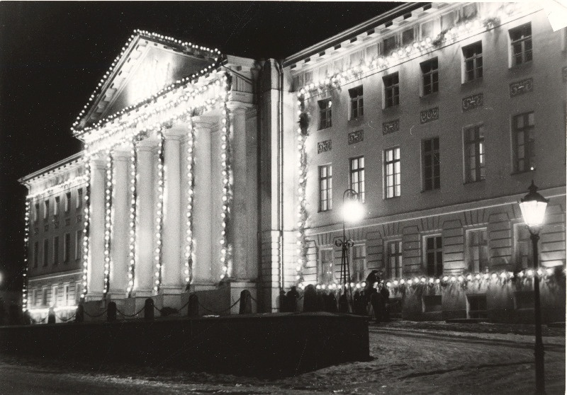 Eesti Vabariigi 20. aastapäeva auks illumineeritud Tartu Ülikooli peahoone.
