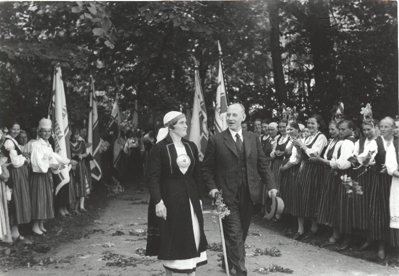Maanaiste 10. suvepäev Sakus. Peaminister Kaarel Eenpalu saabumine suvepäevale, vasakul Maanaiste Keskseltsi juhataja Liis Käbin.