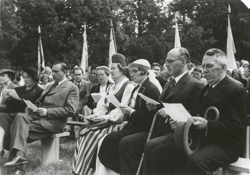 Aukülalised maanaiste 10. suvepäeval. Paremalt: põllutööminister Artur Tupits, peaminister Kaarel Eenpalu, Maanaiste Keskseltsi juhataja Liis Käbin, kodumajanduskoja esinaine Linda Eenpalu, teedeminister Nikolai Viitak.