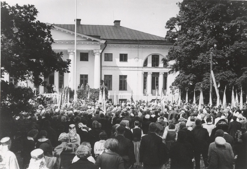 Maanaiste 10. suvepäevast osavõtjad Saku Kodumajanduskooli ees.