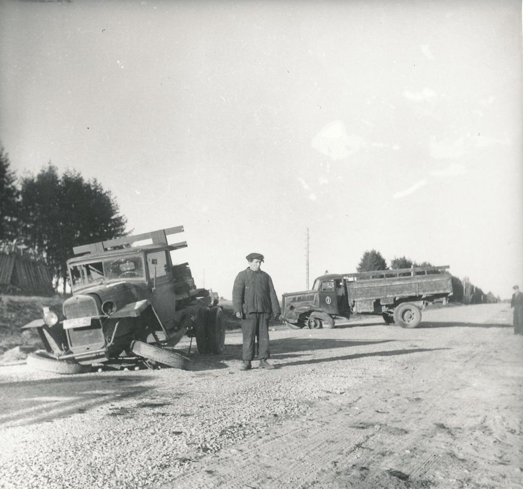 Foto ja negatiiv.  Autoavarii Missos Riia-Pihkva kiviteel 1949.a.