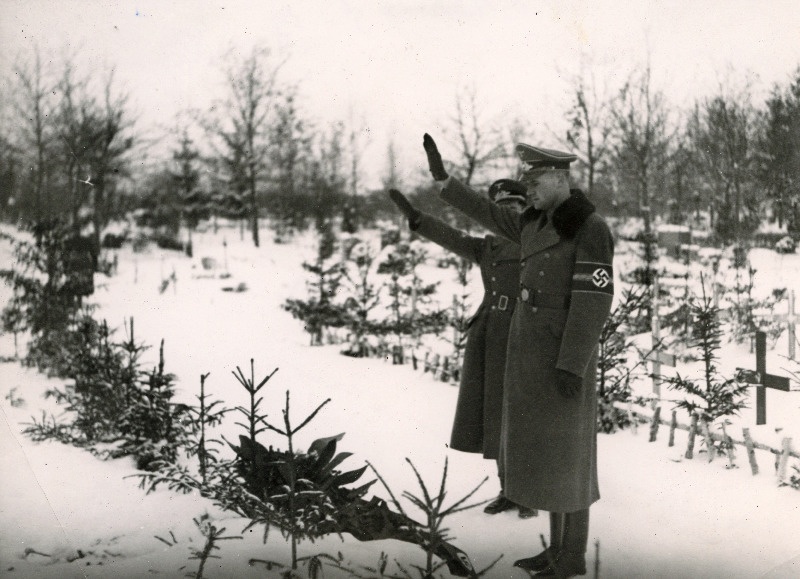 Tartu piirkonnakomissar Kurt Meenen asetab pärja Saksa sõdurite ühishauale Pauluse kalmistul Eesti Vabariigi aastapäeva tähistamisel.