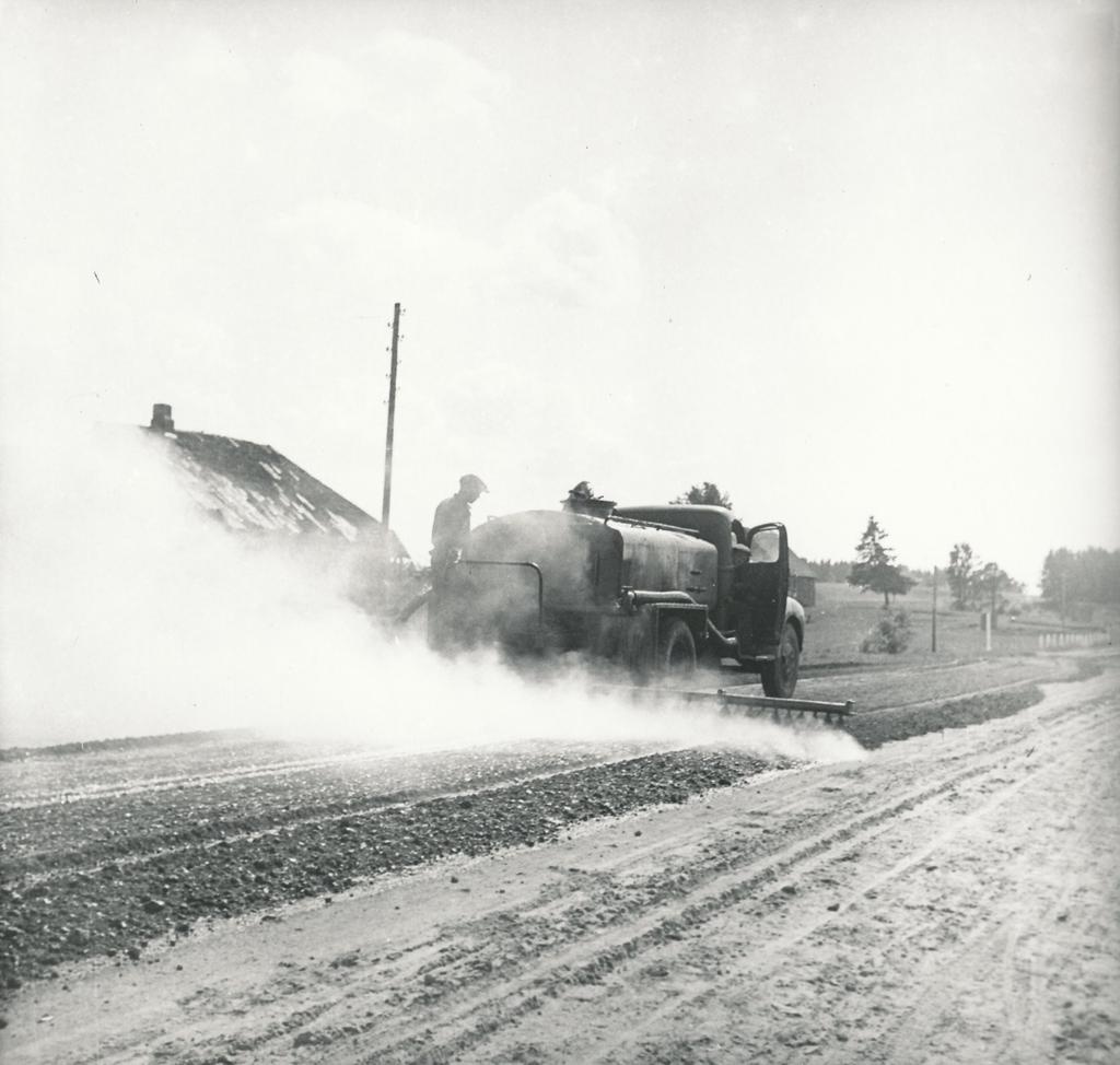 Foto ja negatiiv.  Riia - Pihkva kivitee asfalteerimine Missos 23.-26. juunil 1949.a.
