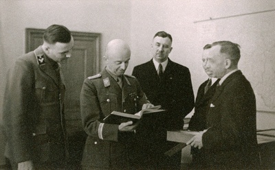 Tartu piirkonnakomissar Kurt Meenen (vasakult 1) ja Eestimaa kindralkomissar K. S. Litzmann Tartu linnavalitsuses.  similar photo