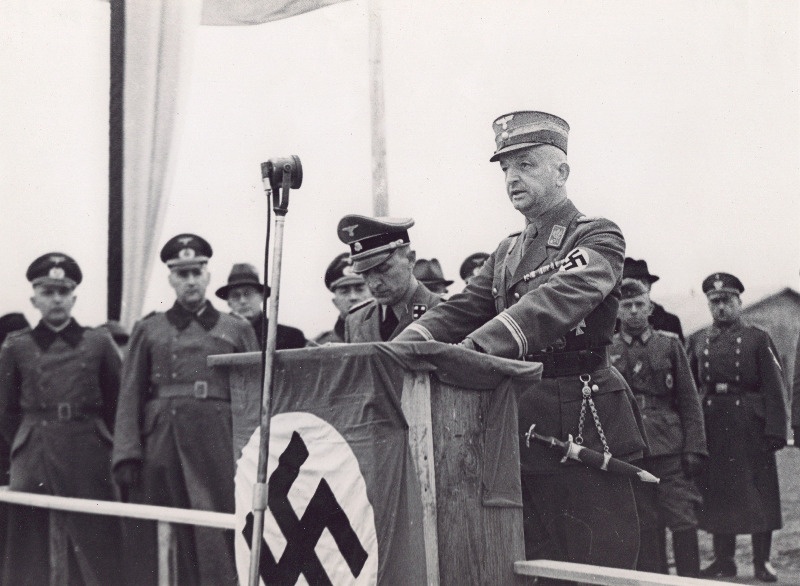 Eestimaa kindralkomissar K. S. Litzmann kõneleb Punaarmeest ületulnud eestlastele Viljandi laagris.