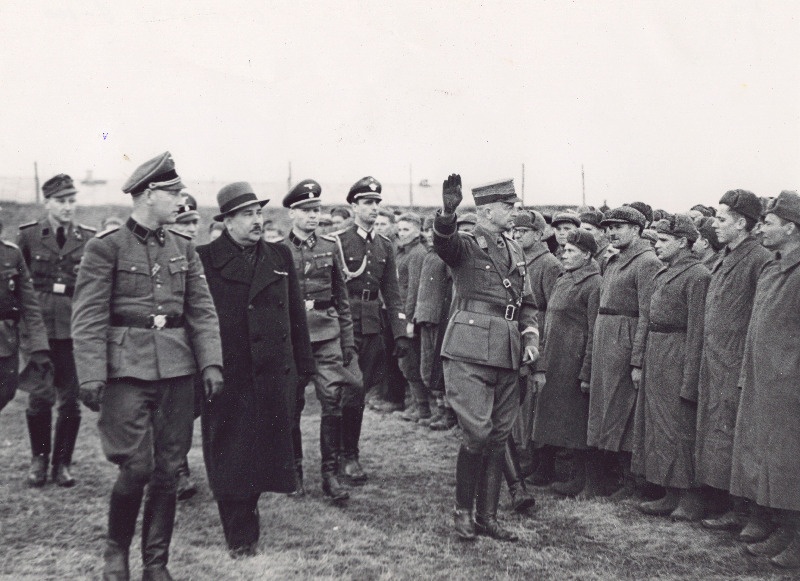 Eestimaa kindralkomissar K. S. Litzmann ja Eesti Omavalitsuse juht dr Hjalmar Mäe (ees vasakult 2.) Punaarmeest ületulnud eestlaste laagris.