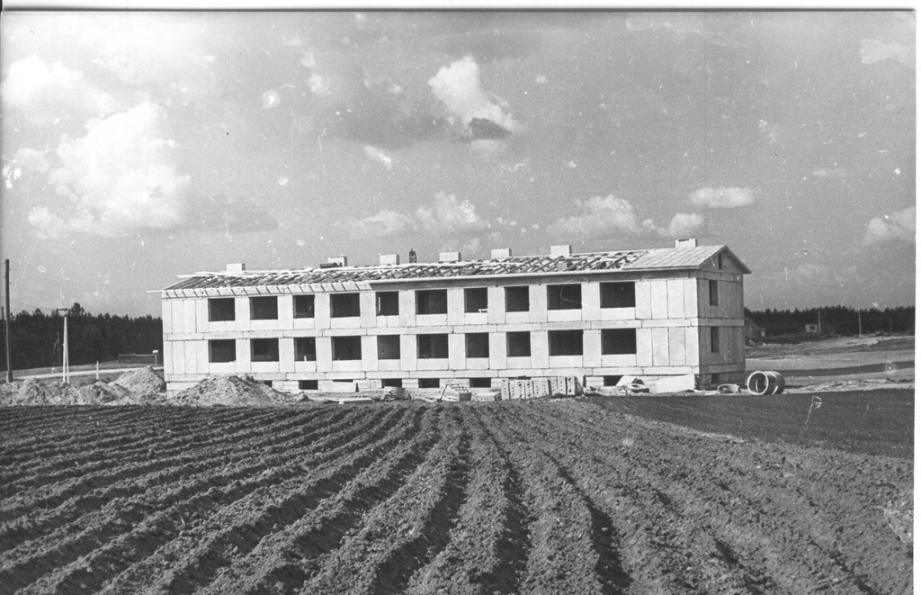 Foto ja negatiiv. Misso sovhoosi kahekorruseline  elumaja 1980.a. paiku