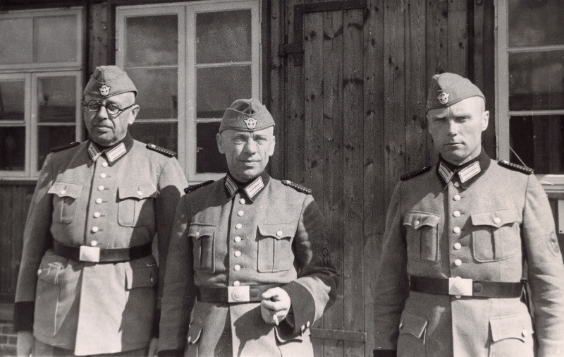 Eestlastest formeeritud Idapataljoni 6. kompanii staap: pastor Aleksander Mägis, kapten aul Laamann ja veltveebel Anderson.