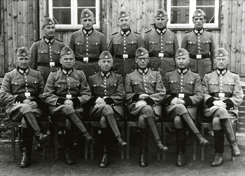 Rühm vapse Idapataljonis. Keskel kapten Paul Laamann.