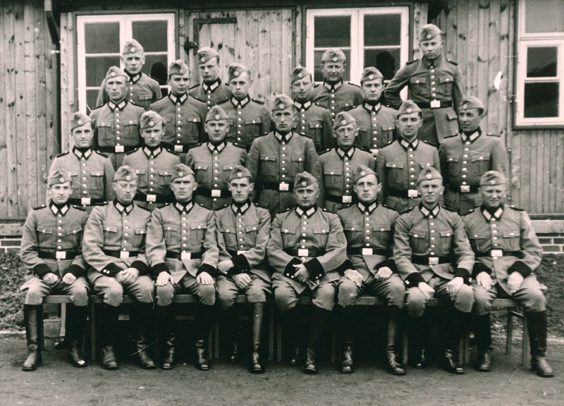 Rühm Hugo Treffneri gümnaasiumi vilistlasi ja õpilasi Saksa kaitsepataljoni ridades. Keskel õpetaja Karl Hintzer.