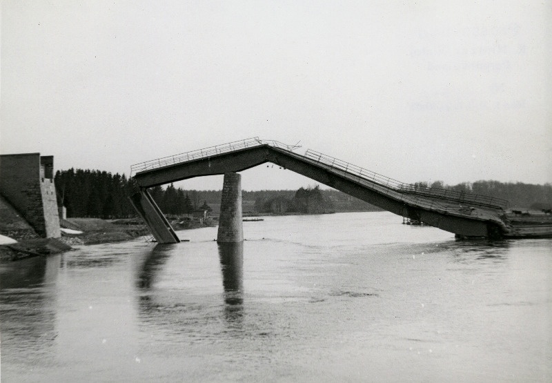 Õhkulastud Luunja sild.