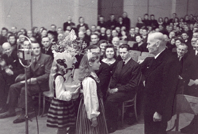 Luuletaja Karl Eduard Söödi 80. sünnipäeva tähistamise aktus teatri Vanemuine saalis.