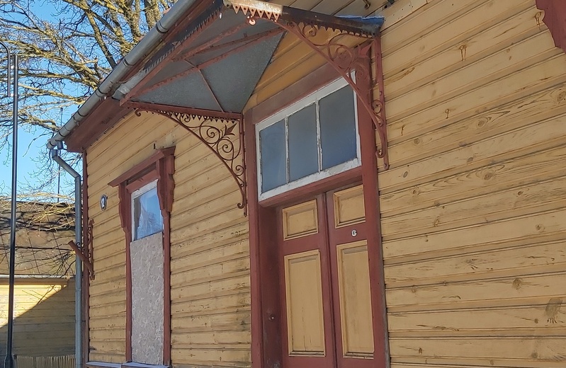 Kuressaare sepised: varikatuse konsoolid Suur-Sadama 12 rephoto