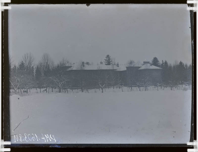 klaasnegatiiv, lumine maastik, tagaplaanil hooned, 1920-ndad a.