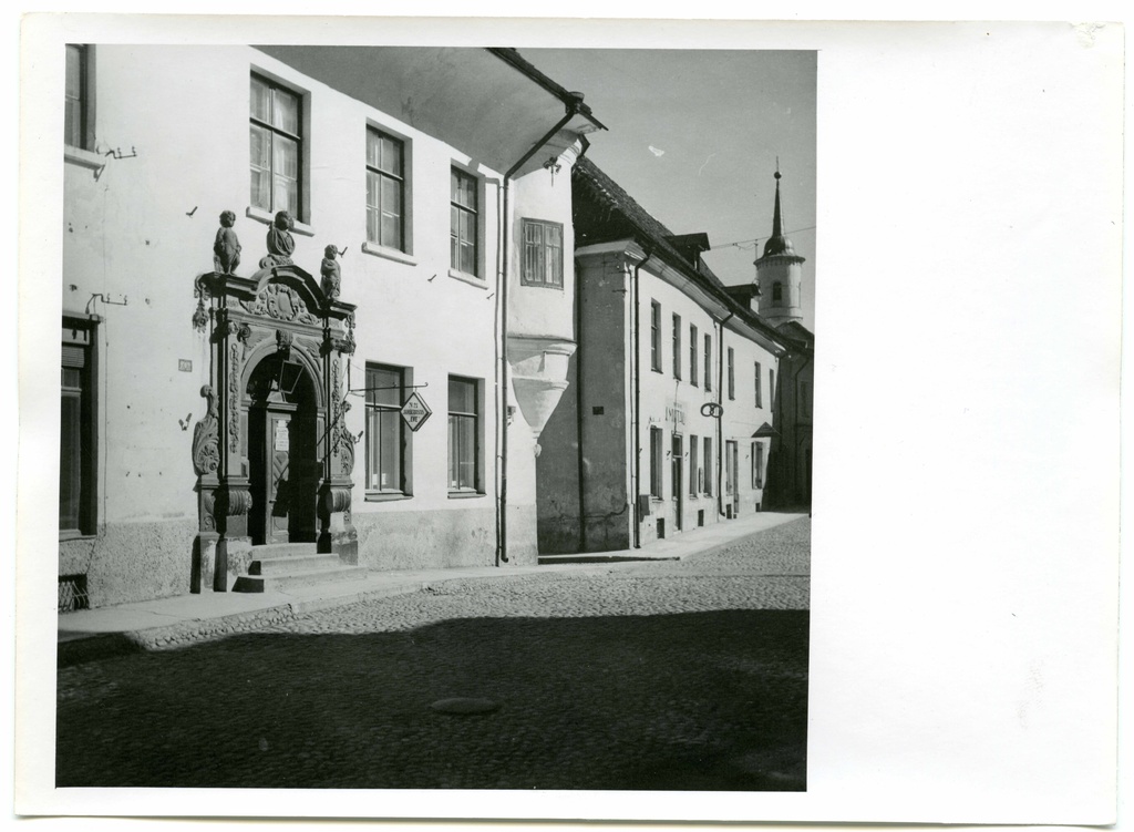 Big tn 21/Raekoja square Hans Fonne house façade and portal (1670. aa). In the back of the tower of the Lord’s Transitional Orthodox Church