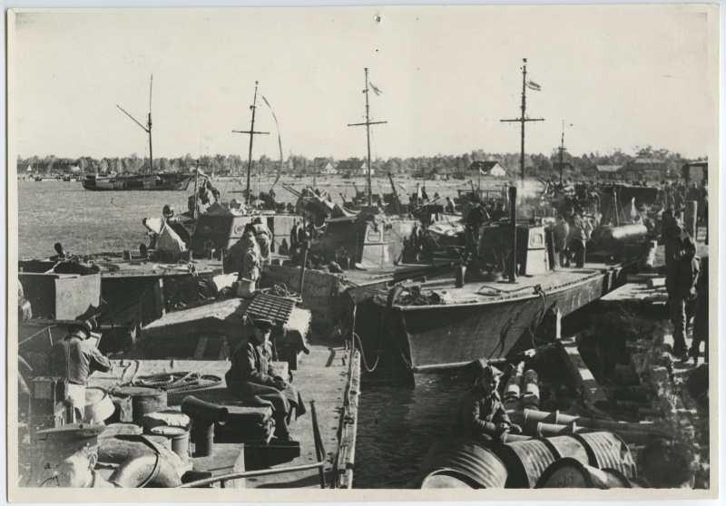 Punaväe kerged laeva, torpeedokaatrid ja mere-jahilaevad Virtsu sadamas.