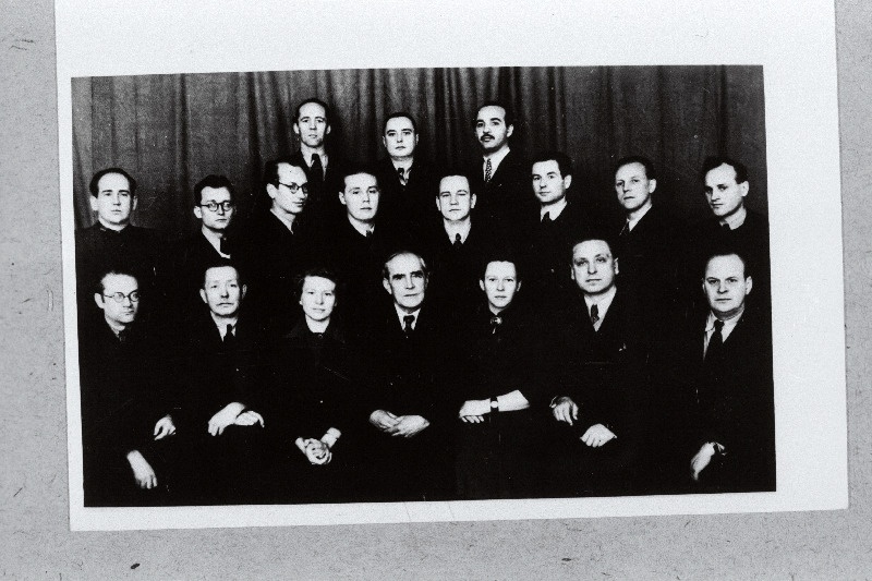 Tallinna Riikliku Konservatooriumi kompositsiooniprofessor Heino Eller (esireas keskel) oma õpilastega. Esireas vasakult 1. Johannes Bleive, 2. Alfred Karindi, 3. Heljo Sepp, 5. Els Aarne, 6. Aado Velmet, 7. Villem Kapp; teises reas vasakult: Aarne Oit, Jaan Koha, Leo Normet, Valter Ojakäär, Ants Sõber, Anatoli Garšnek, Boris Kõrver, Uno Naissoo; tagareas vasakult: Leo Tauts, Heino Jürisalu, Boriss Parsadanjan.