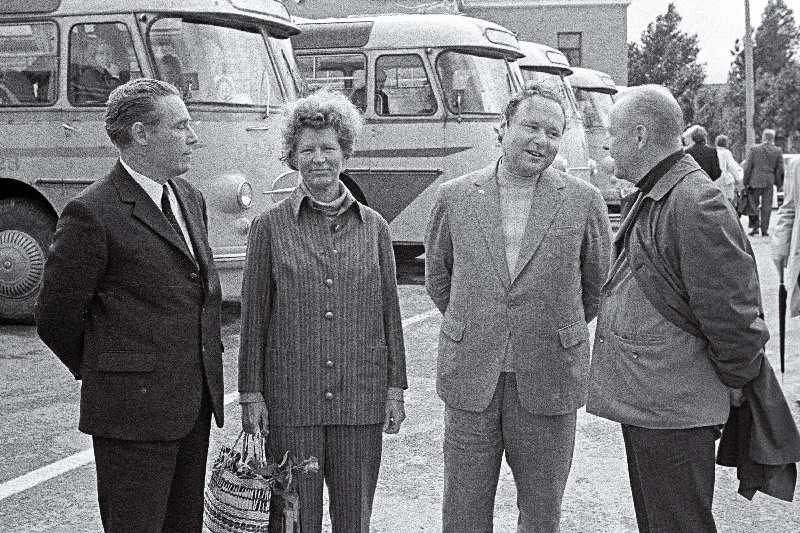 Saksa DV helilooja Gerd Natschinski Eestis. Fotol vasakult helilooja Valter Ojakäär, pianist Heljo Sepp, G. Natschinski ja RAT „Estonia“ direktor René Hammer.