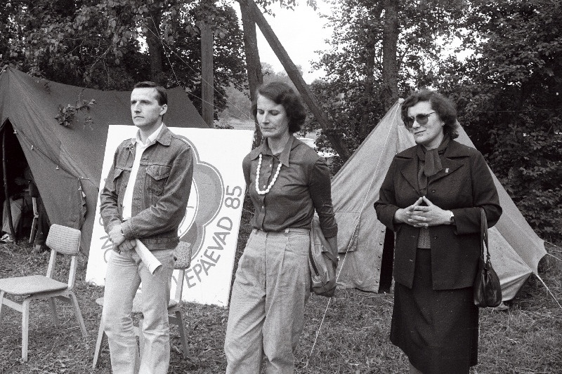 Võru rajooni noorte suvepäevadel Ööbikuorus kõnelevad (vasakult) psühholoog Talis Bachmann, ateist Helgi Sillaste ja pedagoog Inger Kraav.