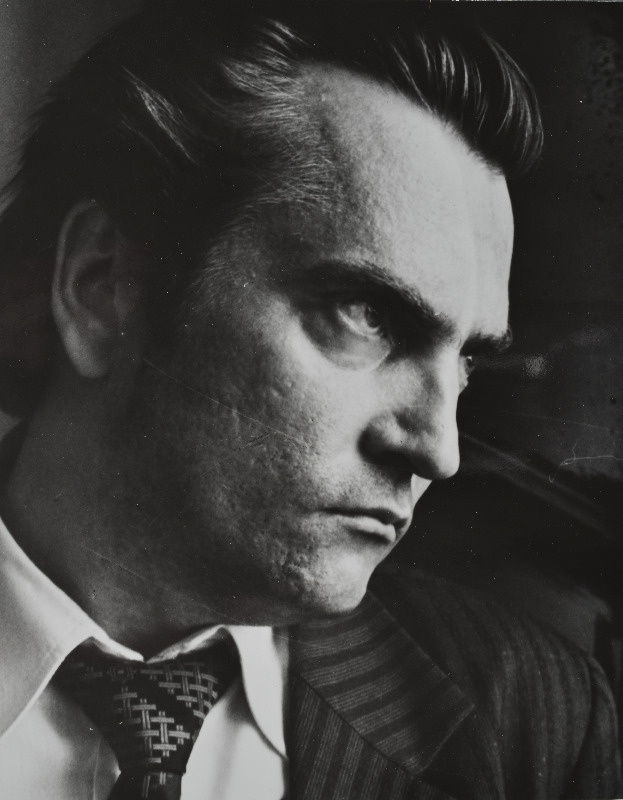 Vahing, Vaino - psühhiaater ja kirjanik. Mängufilmi Tuulte pesa vanema metsavenna osatäitjaks valitud.