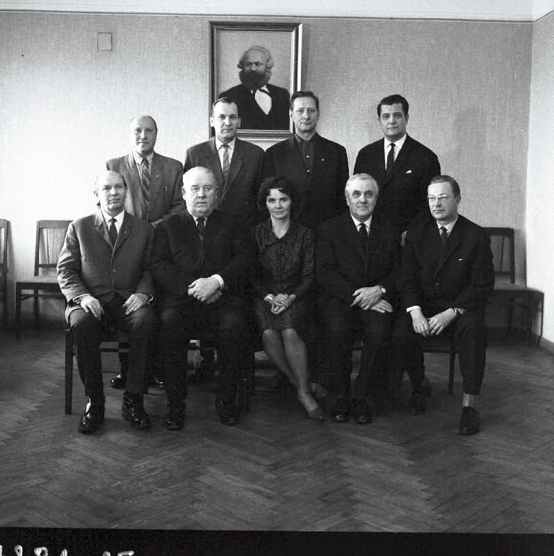 Endiseid 7. Laskurdiviisi muusikamehi; Emil Laansoo, Arved Haug, jt., nende keskel K. Allikas ja kultuuriminister A. Laus. Grupipilt.