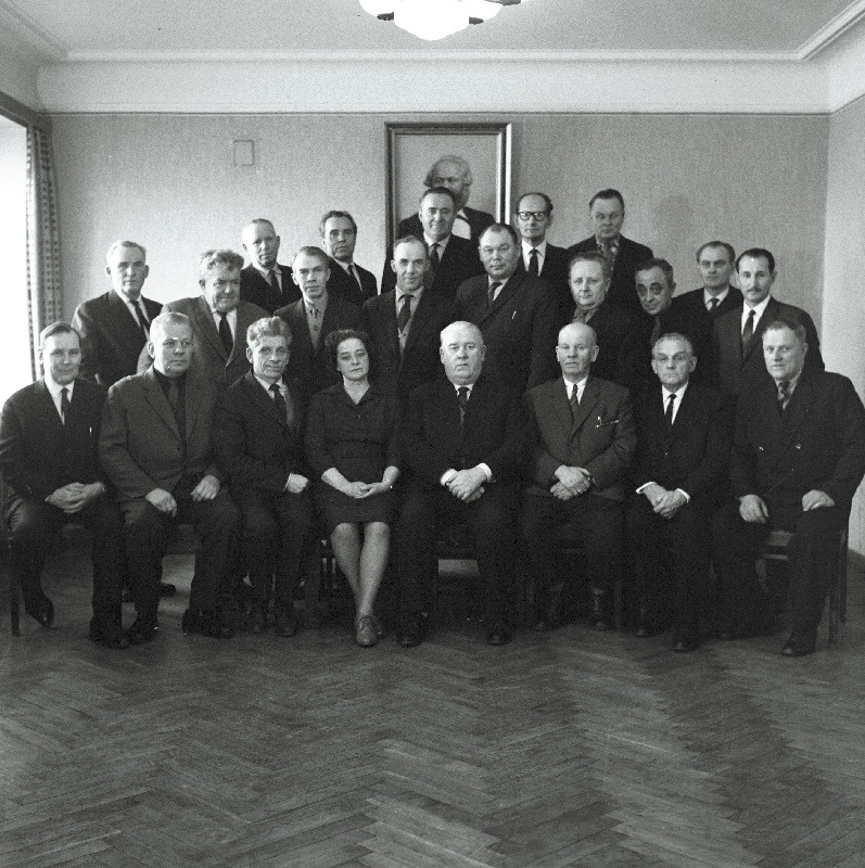 Grupipilt endistest Eesti Laskurkorpuse tagalatöötajatest ja isetegevuslastest, nimed osaliselt.