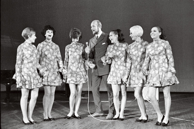 Estraadiansambel "Laine" esinemas, keskel solist Vello Orumets.