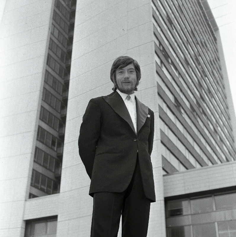 Ansambli "Laine" solist Vello Orumets hotell "Viru" juures.