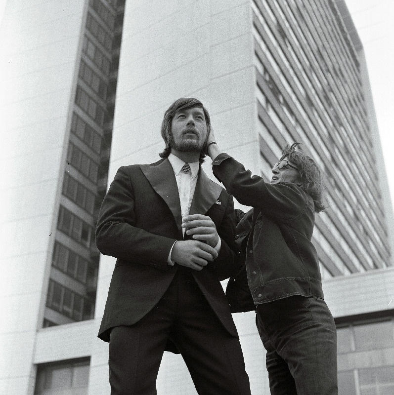 Ansambli "Laine" solist Vello Orumets hotell "Viru" juures.