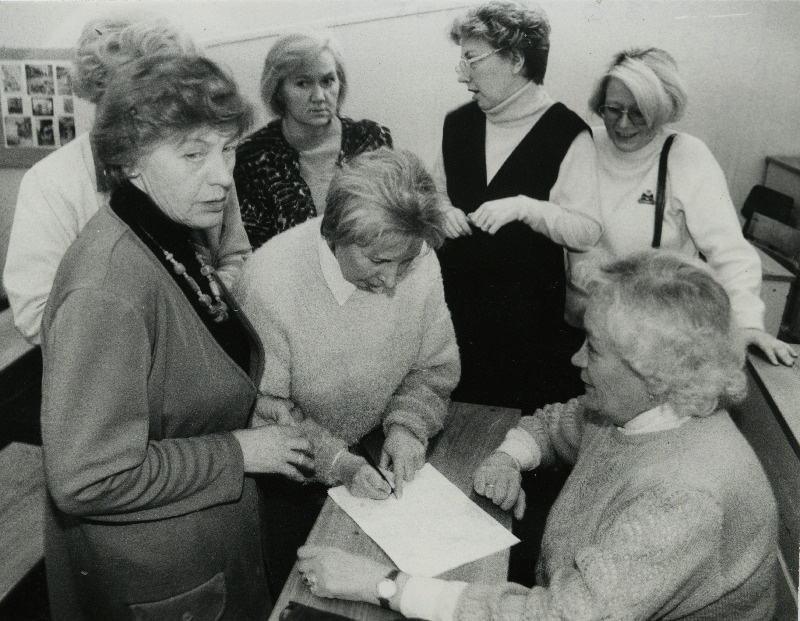 Õpetajate streigiga liitunud Jakob Westholmi Gümnaasiumi õpetajad Krista Värk (vasakult), Eha Hüsson, Eva Lember, Jelena Tšaikovskaja ja Marianna Leškina palganõudmiskirjale allkirja andmas. Allkirju kogub Lia Laks.